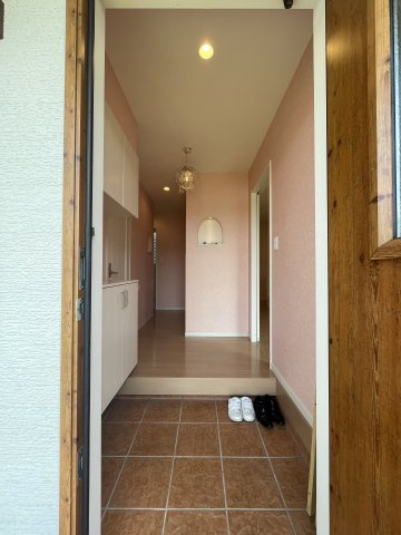 高知市瀬戸南町　中古一戸建の玄関|シャンデリア照明がおしゃれ！華やかな玄関がお出迎え♪