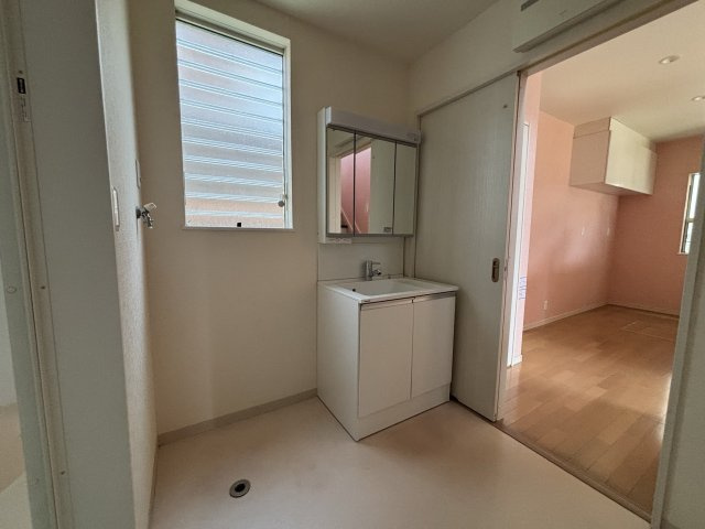 高知市瀬戸南町　中古一戸建の洗面所|三面鏡で鏡の角度が調整できるので、ヘアセットやメイクにも便利♪