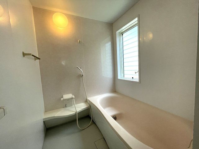 高知市瀬戸南町　中古一戸建の浴室|自然光が入り、湿気もこもりにくい環境で、清潔感を保ちやすい仕様です！