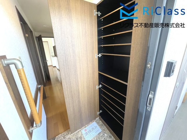 パルメーラ板宿の玄関|収納もある玄関です