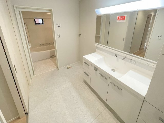 新築分譲［ミラクラス稲毛東］の独立洗面台|【A号棟】
洗面化粧台はバックガードと洗面ボウル一体型
つなぎ目などの凹凸がなくお手入れラクラクです