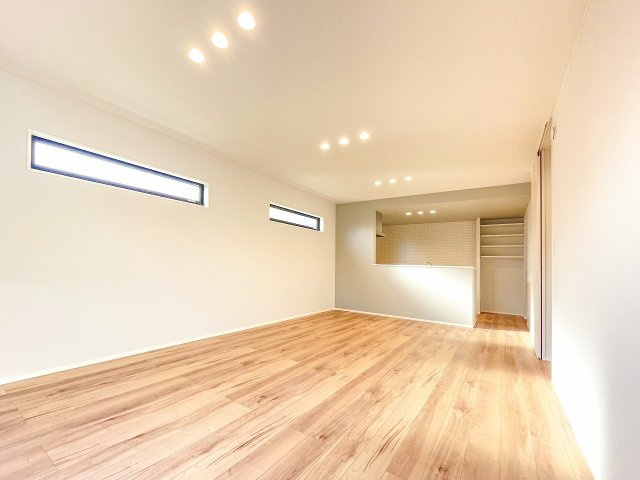 新築分譲［ミラクラス稲毛東］の居間・リビング|【A号棟】１８．０帖LDK
ハイサイドライトで壁付の家具も配置しやすく、豊かな陽光をたっぷり取り込むことができます