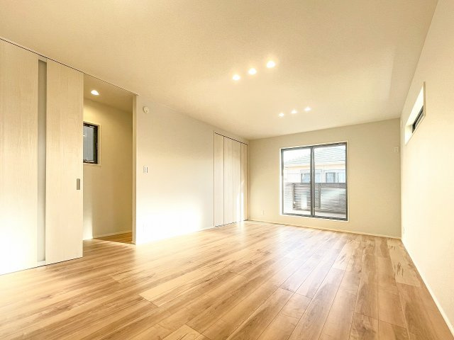 新築分譲［ミラクラス稲毛東］の居間・リビング|【A号棟】１８．０帖LDK
バルコニーに面しており、陽当たり良好なLDK