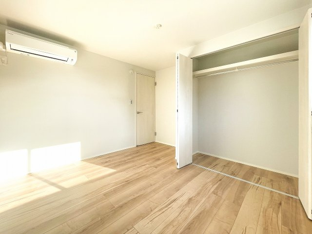 新築分譲［ミラクラス稲毛東］の洋室|【A号棟】５．４帖居室
お洋服が見やすく取り出しやすい収納付で、２面採光の明るい洋室