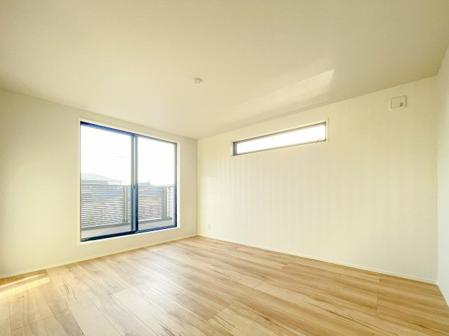 新築分譲［ミラクラス稲毛東］の洋室|【A号棟】７．３帖主寝室
明るい２面採光＆ウォークインクローゼット付き
ダブルベッドも置ける広さです