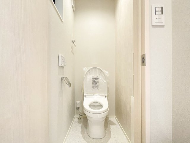 新築分譲［ミラクラス稲毛東］のトイレ|【A号棟】２階トイレ
お掃除のしやすさを究めたフチなし形状「スゴフチ」を採用