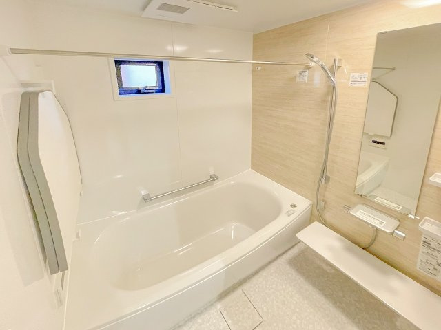 新築分譲［ミラクラス稲毛東］の浴室|【A号棟】
翌朝にはカラリと乾き、お手入れラクラクな「ほっカラリ床」を採用し、冬場でもヒヤッとせず足元快適♫