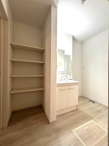 北葛飾郡松伏町　ゆめみ野東3丁目　新築戸建　全1棟の独立洗面台|独立洗面台で身支度をすべて済ませてしまいましょう