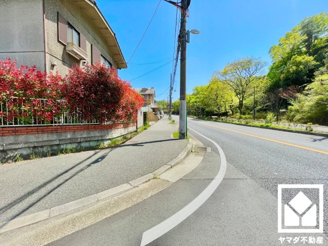 宇治市折居台１丁目の前面道路含む現地写真