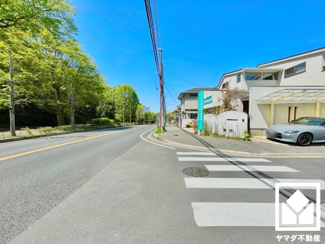 宇治市折居台１丁目の前面道路含む現地写真