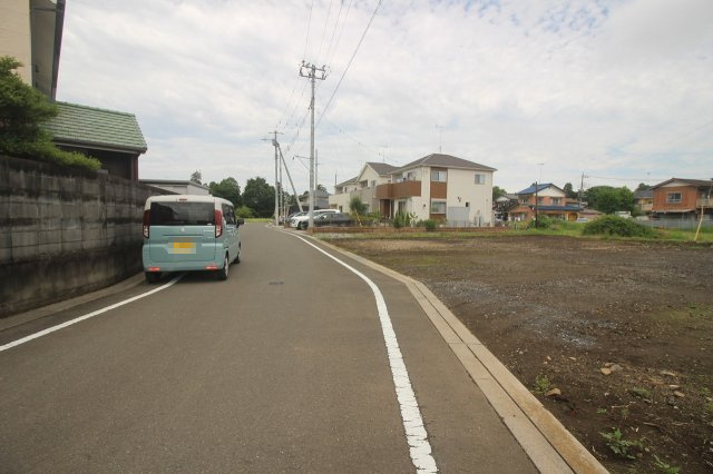 小山市粟宮　全3区画の前面道路含む現地写真|分譲地南西側道路（2025年6月撮影）