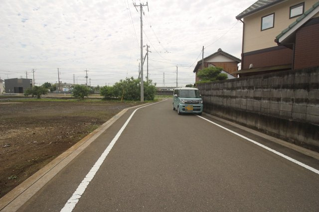 小山市粟宮　全3区画の前面道路含む現地写真|分譲地南西側道路（2025年6月撮影）
