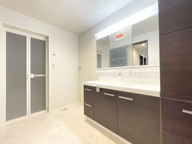 新築分譲［ミラクラス稲毛東］の独立洗面台|【B号棟】
水栓周りに水がたまりにくく拭き掃除の手間がほとんどない「キレイアップ水栓」を採用