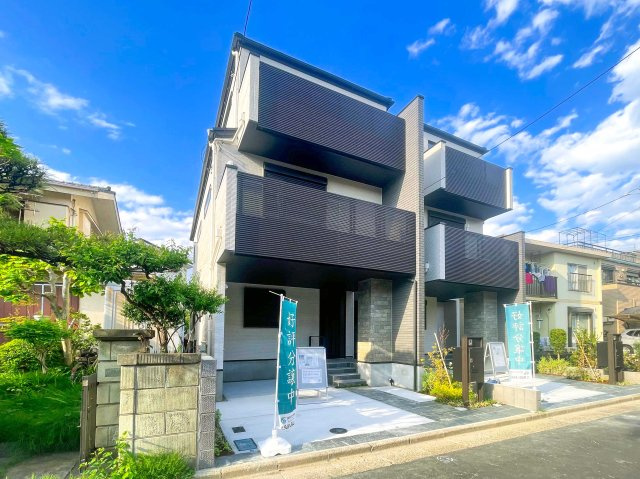 新築分譲［ミラクラス稲毛東］の前面道路含む現地写真|A号棟（左）　B号棟（右）
駅歩１０分　３LDK＋S（納戸）＋車庫１台