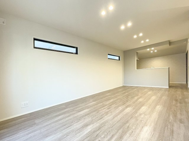 新築分譲［ミラクラス稲毛東］の居間・リビング|【B号棟】２０．０帖LDK
ハイサイドライトで壁付の家具も配置しやすく、豊かな陽光をたっぷり取り込むことができます