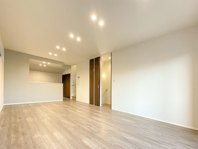 新築分譲［ミラクラス稲毛東］の居間・リビング|【B号棟】２０．０帖LDK
キッチンからまっすぐにリビングが見渡せる、ご家族のコミュニケーションを考慮した企画設計です