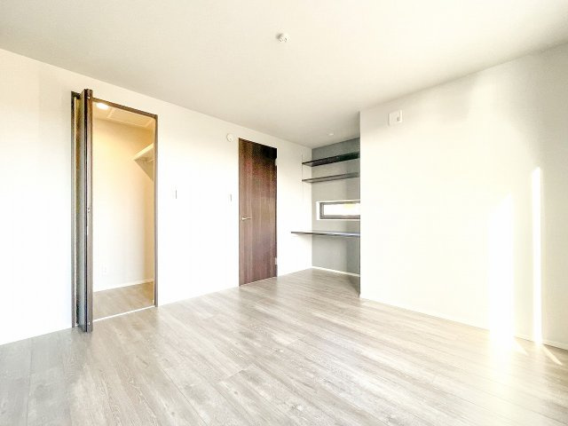 新築分譲［ミラクラス稲毛東］の洋室|【B号棟】７．５帖主寝室
造作カウンター設置しており書斎スペースとしてご活用いただけます
また、頭上に可動式の棚を設置しているので、ディスプレイ等にご利用いただけます