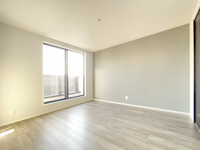 新築分譲［ミラクラス稲毛東］の洋室|【B号棟】７．５帖主寝室
南側のバルコニーに面している明るい洋室
収納力の高いウォークインクローゼット付です