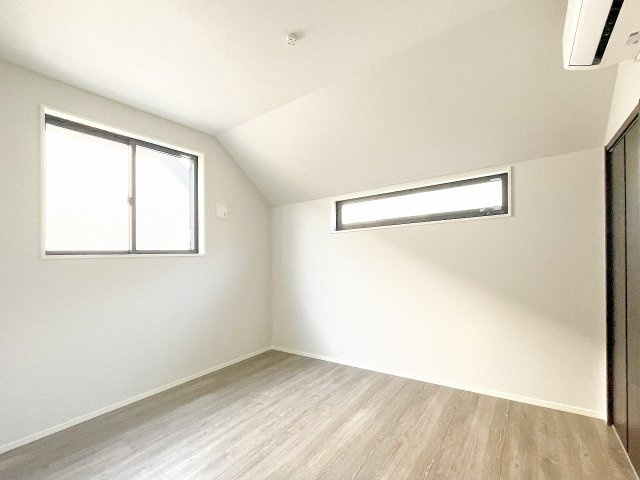 新築分譲［ミラクラス稲毛東］の洋室|【B号棟】５．３帖居室
クローゼット収納付きのため、収納家具に場所を取られずお部屋がスッキリ使えます