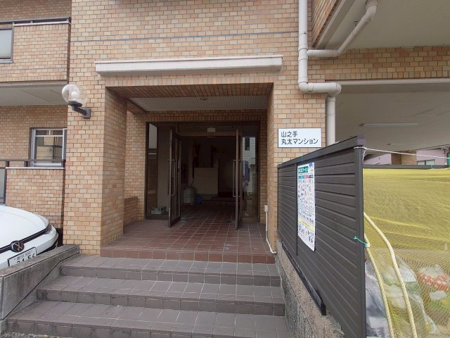 山之手丸太マンションのエントランス