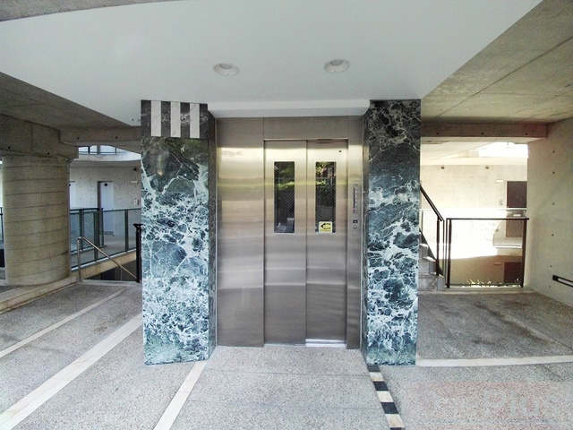 ホープ芦屋のロビー|エレベーター