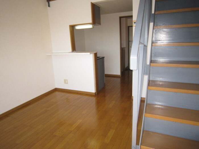 熊本市南区近見９丁目のアパートの居間・リビング