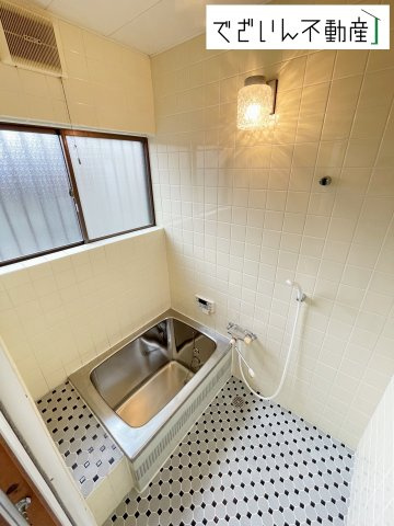 【浴室】 | 熊谷市本石2丁目　中古住宅   | 現地(2025年5月撮影)