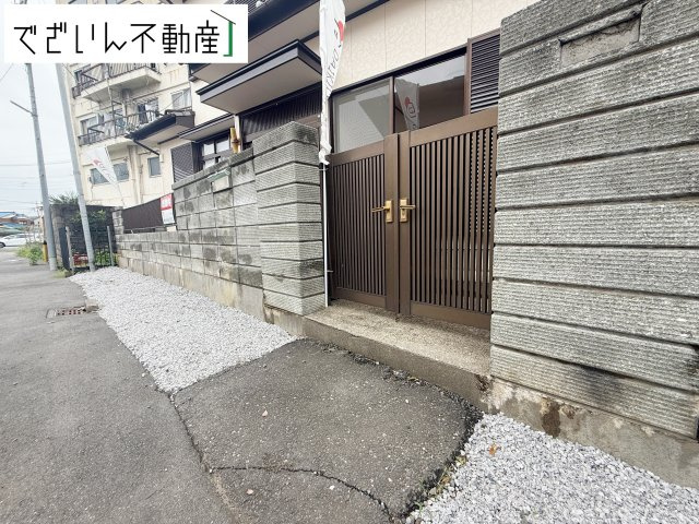 【玄関】 | 熊谷市本石2丁目　中古住宅   | 現地(2025年7月撮影)