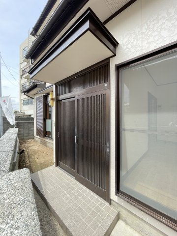 【玄関】 | 熊谷市本石2丁目　中古住宅   | 現地(2025年5月撮影)