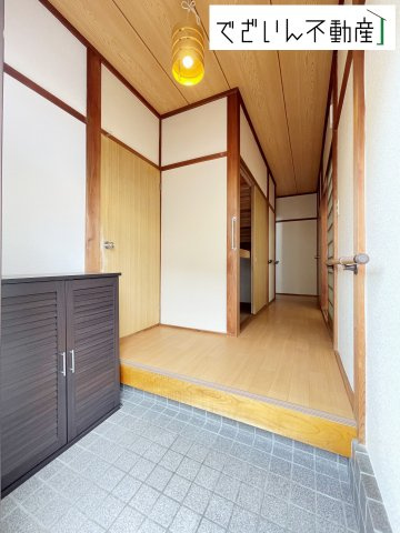 【玄関】 | 熊谷市本石2丁目　中古住宅   | 現地(2025年5月撮影)