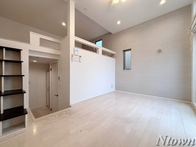 【居間・リビング】 | ハーモニーテラスK | こちらのリビングで趣味の時間をお楽しみください