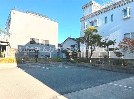 星和アルザビルの駐車場