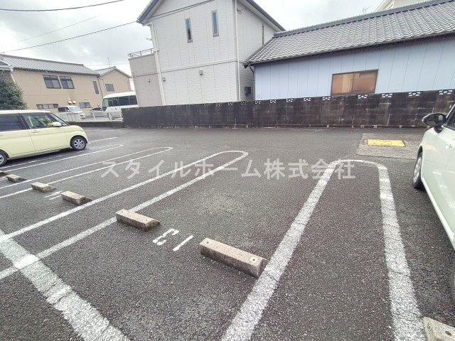 アルキテットの駐車場