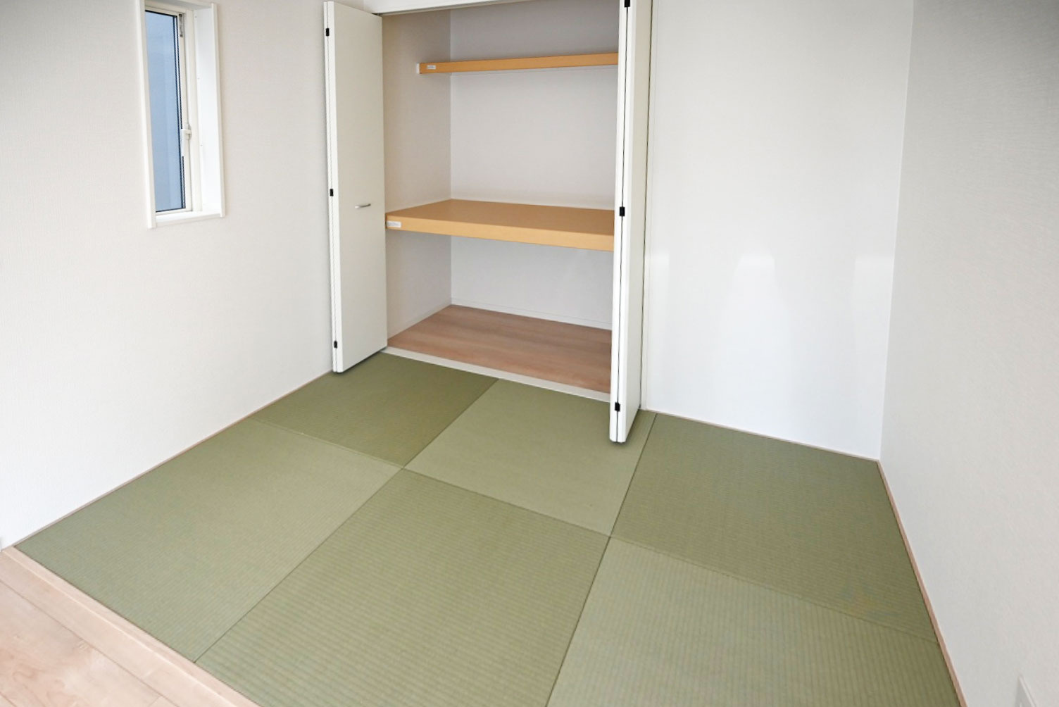 クレイドルガーデン北王子町新築一戸建て全8区画│4LDK+並列駐車2台可の和室|1階リビング横に位置する畳コーナーの内観写真です。 帰宅時にちょっと寝転がりたいときや、家事の合間の休憩などの際に便利です。