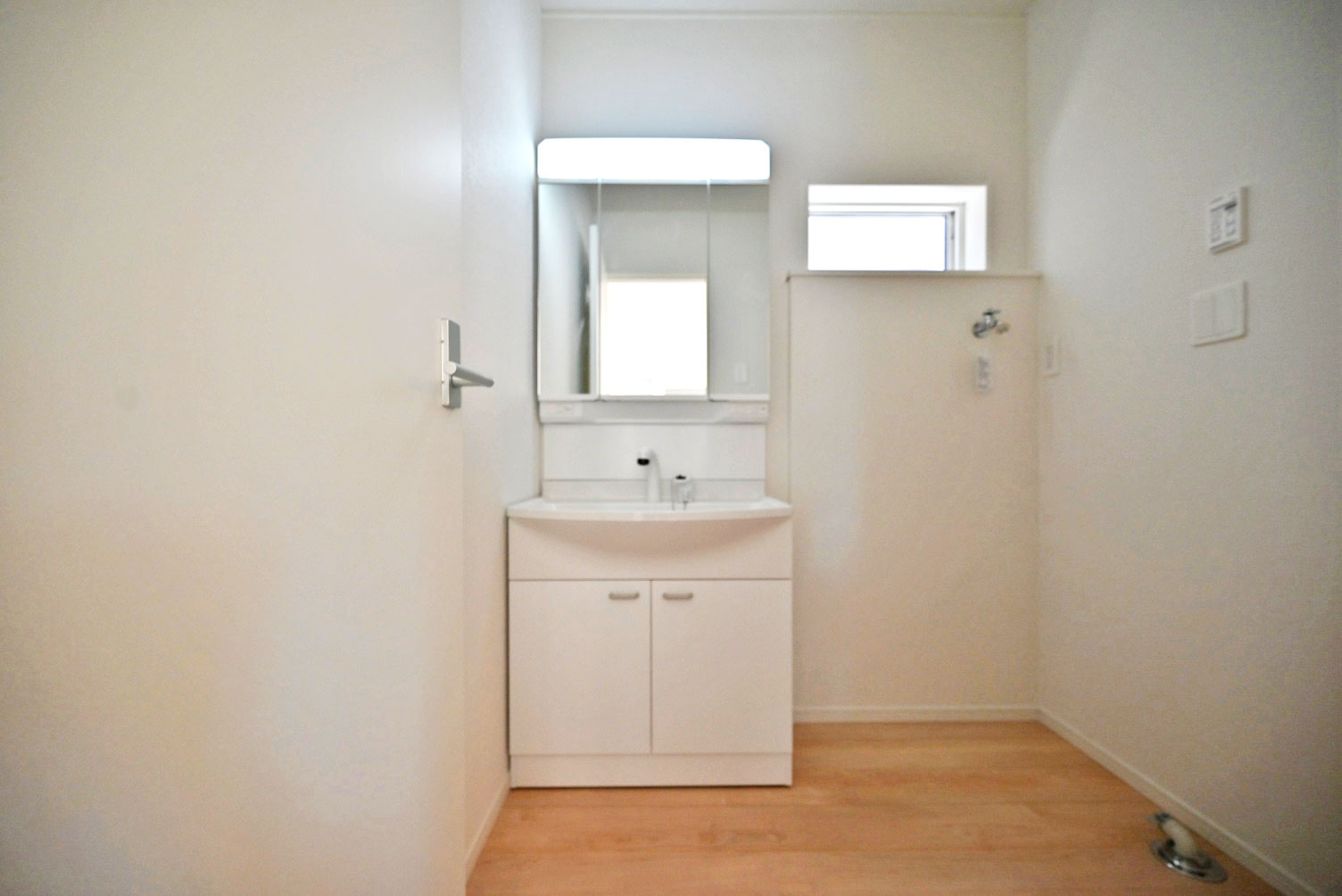 クレイドルガーデン北王子町新築一戸建て全8区画│4LDK+並列駐車2台可の独立洗面台|1階洗面台は3面鏡裏収納付きのドレッサーを採用しています。小窓も設けているため、電気乾燥機等によりこもる湿気もしっかり排出できます。