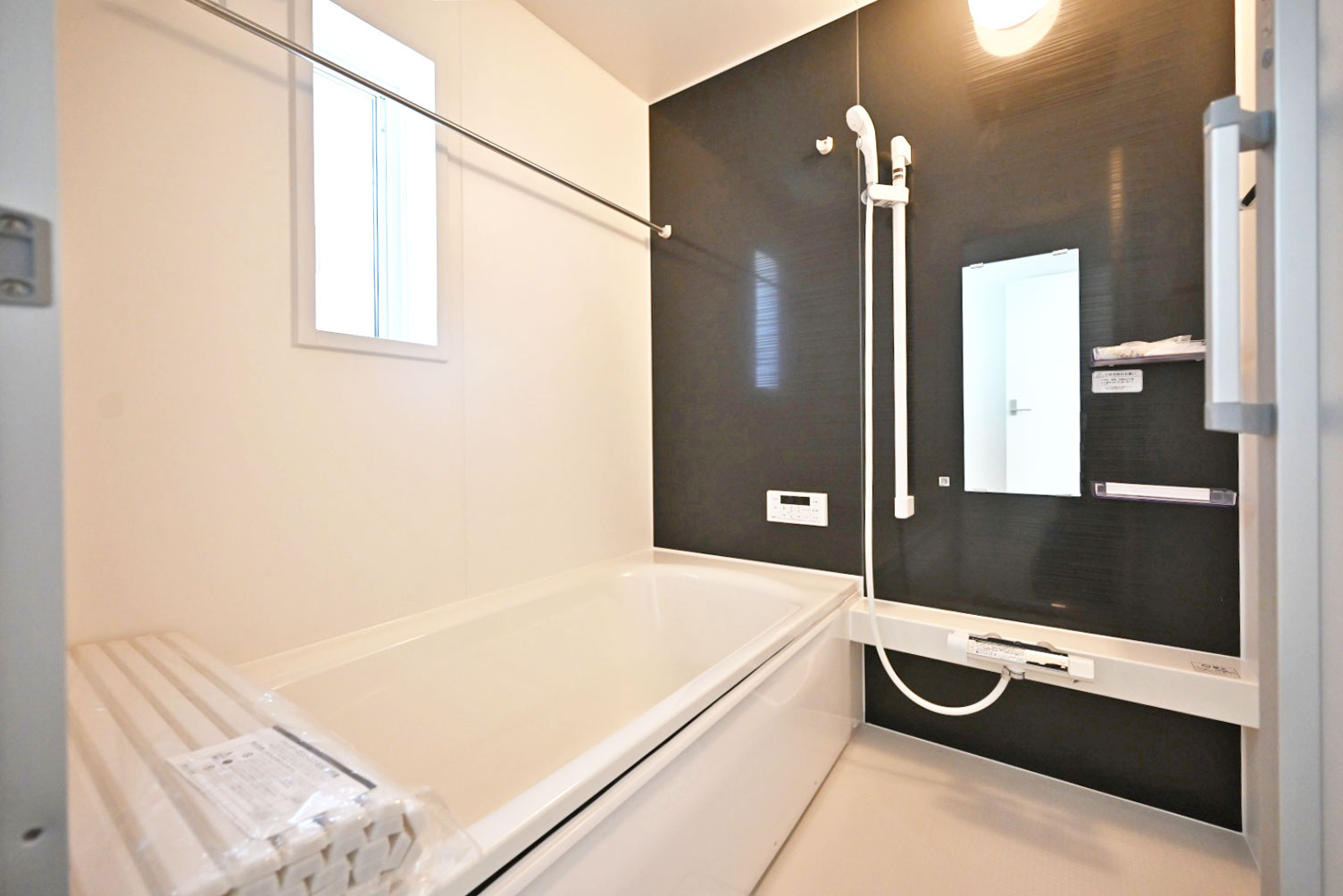 クレイドルガーデン北王子町新築一戸建て全8区画│4LDK+並列駐車2台可の浴室|1階浴室の内観写真です。浴室暖房乾燥機付きのユニットバス。小窓付きで広々としており、1日の疲れをしっかり癒せる空間となっております。