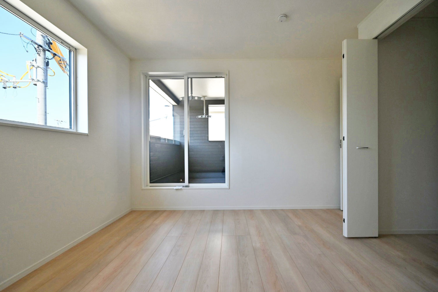 クレイドルガーデン北王子町新築一戸建て全8区画│4LDK+並列駐車2台可の洋室|2階主寝室想定の内観写真です。 2面採光の為、採光通風ともに良好です。