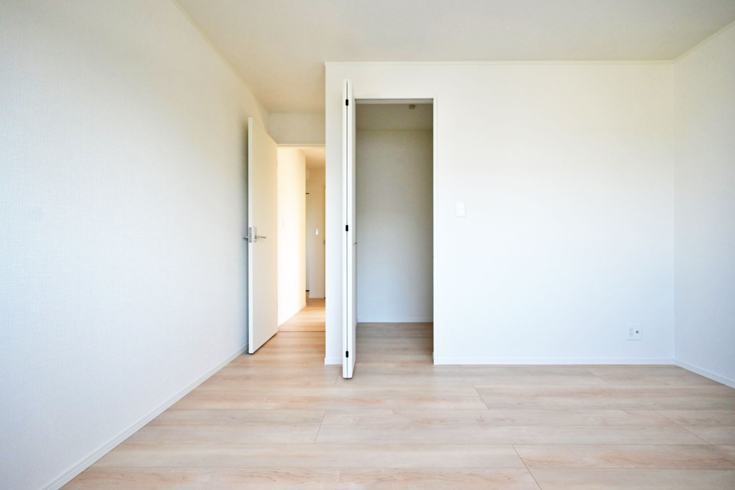 クレイドルガーデン北王子町新築一戸建て全8区画│4LDK+並列駐車2台可の収納|ウォークインクローゼットも完備。服はもちろん大きな荷物も収納できて便利です。