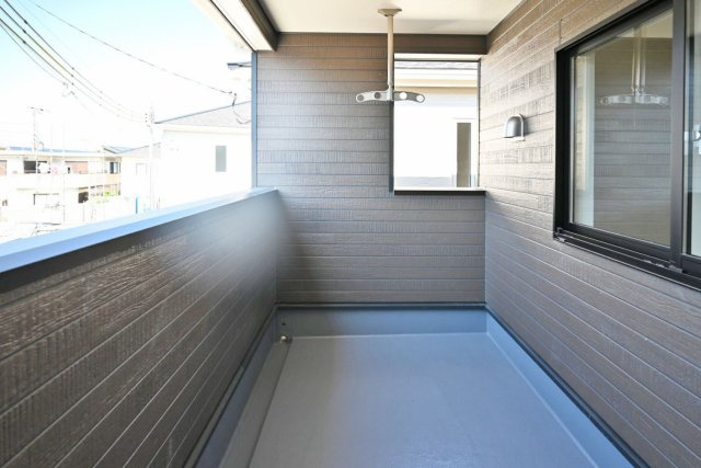 クレイドルガーデン北王子町新築一戸建て全8区画│4LDK+並列駐車2台可のその他|2階インナーバルコニーは屋根付きなので雨の日でも洗濯物を干せるので便利ですね。 標準で物干し金具が設置されています。