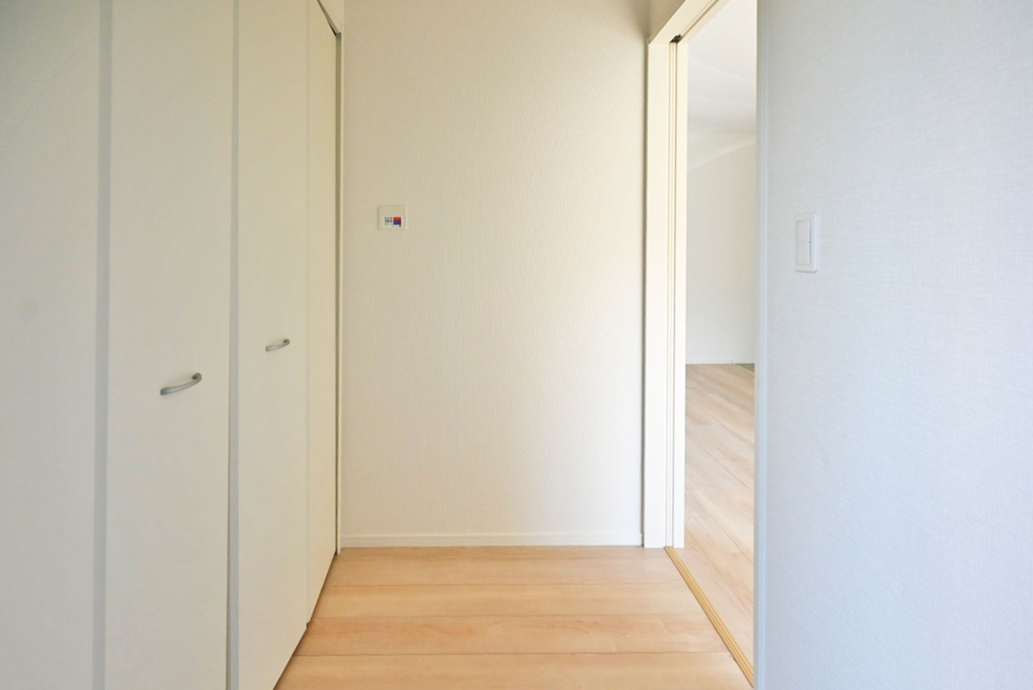 クレイドルガーデン北王子町新築一戸建て全8区画│4LDK+並列駐車2台可の収納|1階玄関入ってすぐの内観写真です。 上部まで収納がある収納庫付き。 毎日使う玄関回りも常に片付いた状態を維持できそうです。