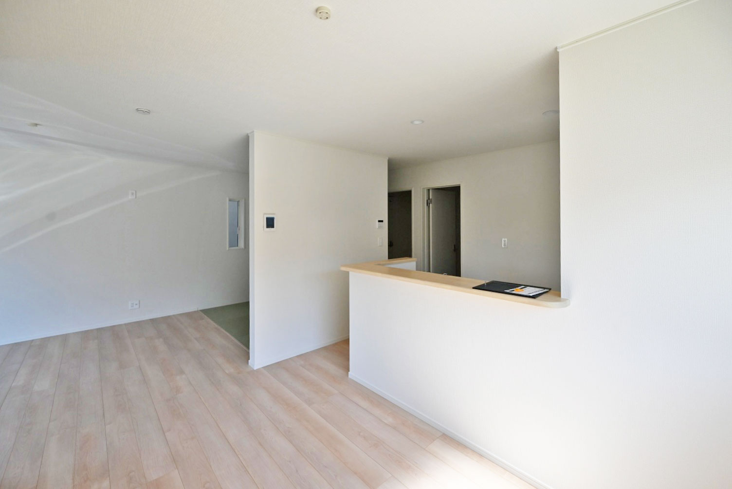 クレイドルガーデン北王子町新築一戸建て全8区画│4LDK+並列駐車2台可の居間・リビング|1階LDKの内観写真です。 対面式キッチンで家族同士のつながりを感じやすい設計を基調としています。