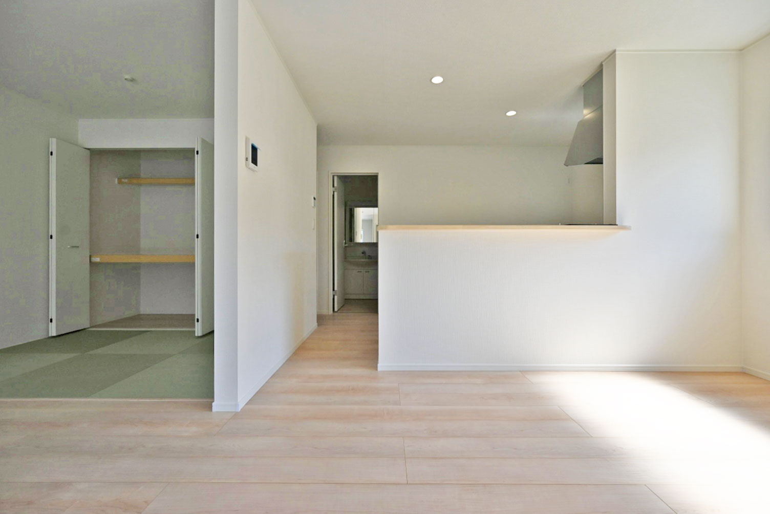 クレイドルガーデン北王子町新築一戸建て全8区画│4LDK+並列駐車2台可の居間・リビング|1階LDKのLDK内観写真です。 広さは約17帖でダイニングテーブルやソファーを設置しても十分な広さとなっております！