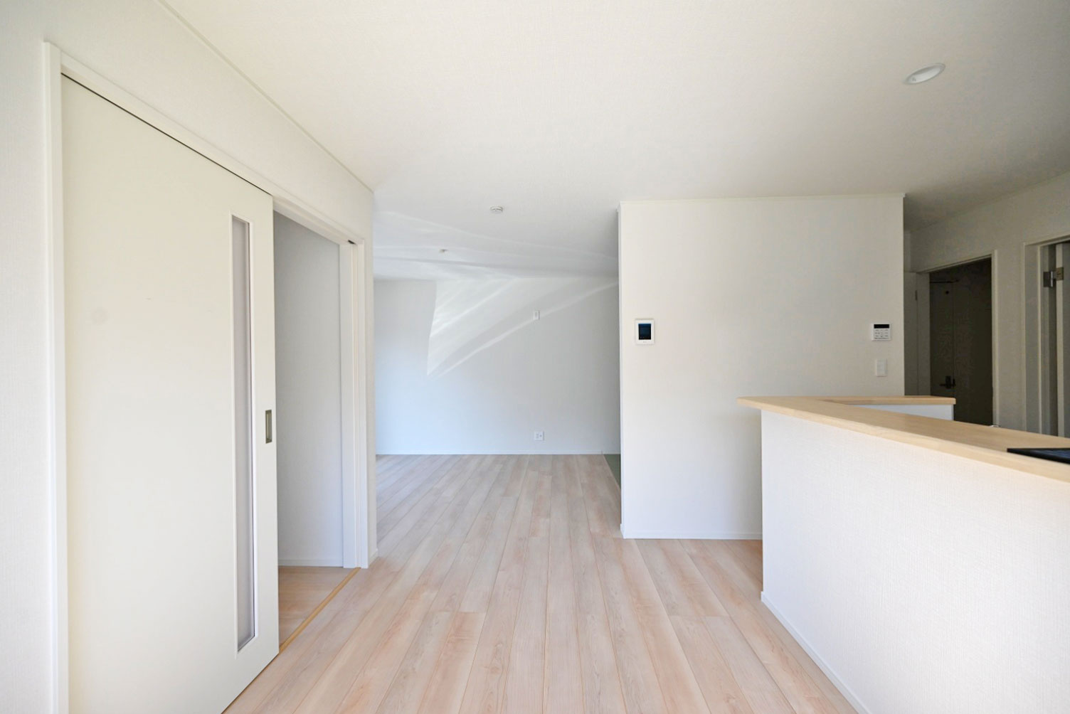 クレイドルガーデン北王子町新築一戸建て全8区画│4LDK+並列駐車2台可の居間・リビング|1階LDKの内観写真です。キッチンは対面式ながらカウンタータイプの為手元を隠しながら調理とコミュニケーションの両立が可能。実用性と意匠性を兼ね備えたLDKに仕上がりました。