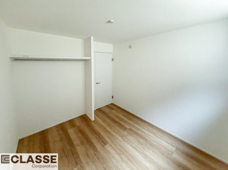 【洋室】 | 宇治市宇治矢落　新築戸建 | 4.8帖の洋室です。
ベットの他に勉強机を置くことができますのでお子様のお部屋としてもご利用できます。