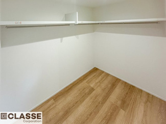 【収納】 | 宇治市宇治矢落　新築戸建 | シンプルなWICは、“見せる収納”も“隠す収納”も自由自在です。