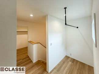 【その他】 | 宇治市宇治矢落　新築戸建 | 2階のフリースペースです。
上部にパイプハンガーがございますので、室内干しスペースとしての利用やその他の作業スペースとしてのご利用ができます。