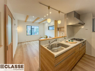 【キッチン】 | 宇治市宇治矢落　新築戸建 | キッチン前の壁には、アクセントとしてグレージュの色を使用。
ナチュラルなテイストです。