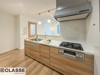 【キッチン】 | 宇治市宇治矢落　新築戸建 | カウンター上部のブラケットには、カウンターの使用方法によって、
光の当て方を変えられるような可動式。
真鍮の色はナチュラルなテイストに◎