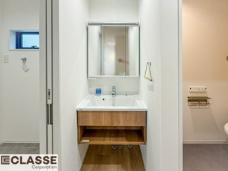 【独立洗面台】 | 宇治市宇治矢落　新築戸建 | ナチュラルな素材感を活かした洗面スペースで、使いやすさと見た目の心地よさを両立。