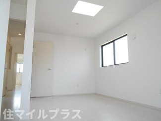 【洋室】 | 郡山市静西1丁目新築一戸建て4棟 | 落ち着いた色調の洋室です